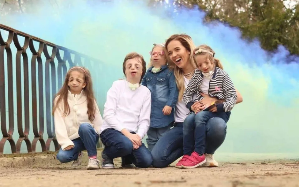 Tamara Klusová společně s dětmi s Treacher Collins syndromem. Uprostřed je také malá Beátka Hladová.  