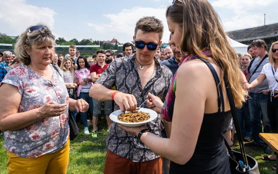 Lidé jedli na Extrem Food Festivalu červičervi