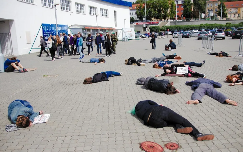 Protestní happening proti veletrhu IDET