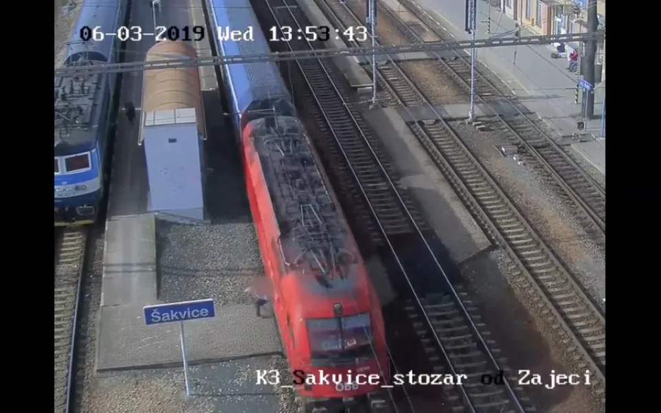 Žena zázrakem přežila střet s vlakem