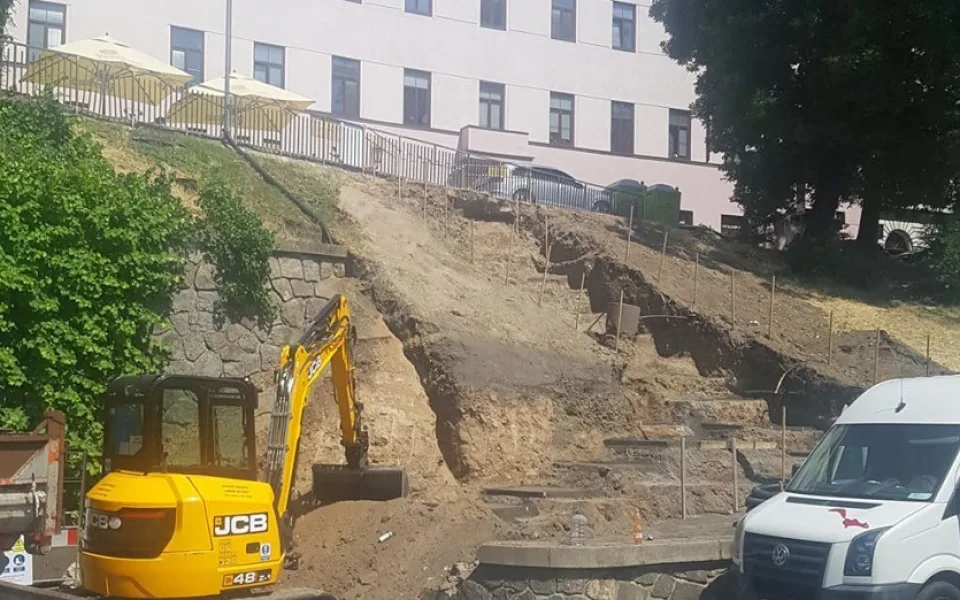 Stavba nového schodiště mezi ulicí Nádražní a Denisovými sady