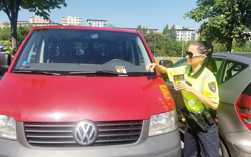 Strážníci dávají za stěrače varovné letáčky