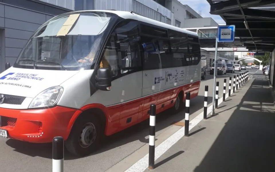Elektrobus ve Fakultní nemocnici