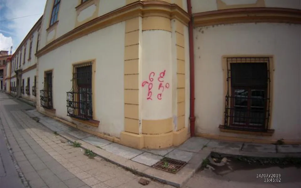 Sprejerovi nápisy v ulici Lazaretní