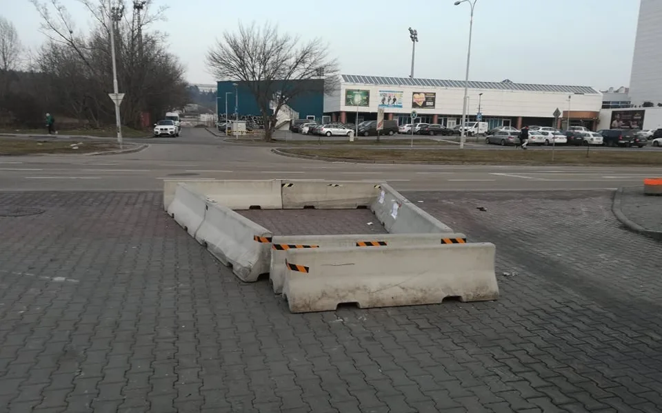 Betonové bloky se u Hokejové haly mládeže objevily letos v zimě
