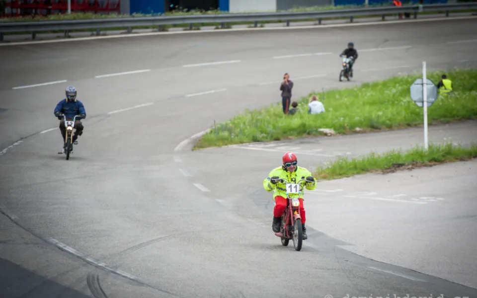 Závod mopedů