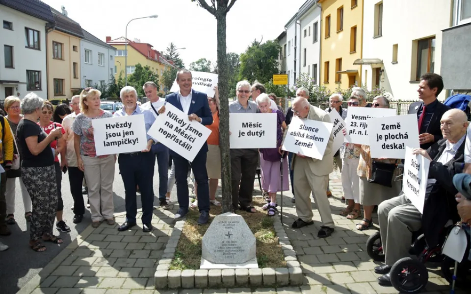 Odhalení památníku středu vesmíru