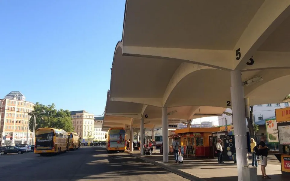 Autobusové nádraží u Grandu