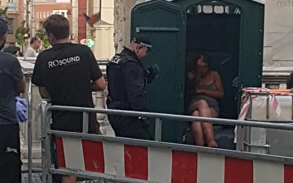 Opilá žena odmítala opustit mobilní záchod