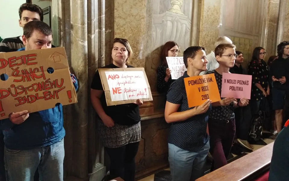 Stovka lidí přišla žádat o navýšení bytů