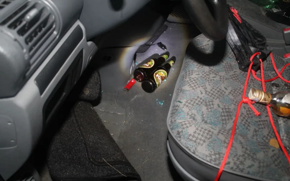 Muž opřel automobil o plot areálu.