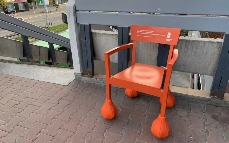 Oranžové židle s boulemi zaplavily centrum Brna.