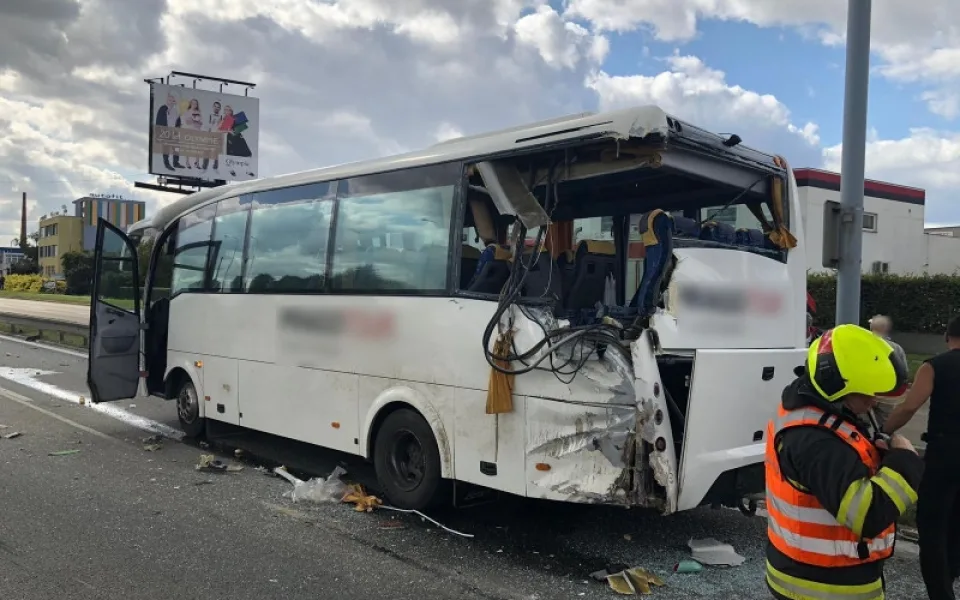 Při srážce autobusu s kamiónem zemřela jedna cestující
