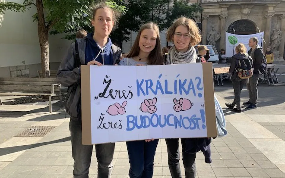 Mnoho z účastníků mělo transparenty s různými nápisy