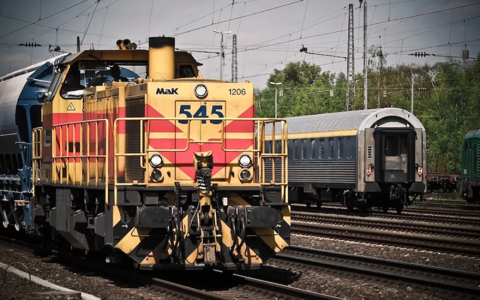 Muže na střeše vagónu zasáhl elektrický proud