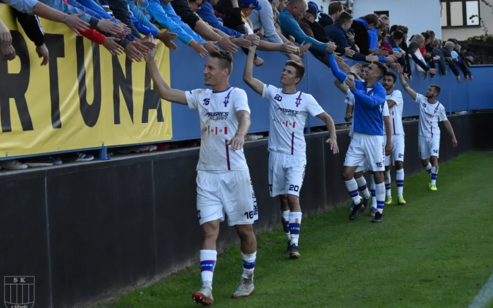 Hráči Líšně při děkovačce fanouškům