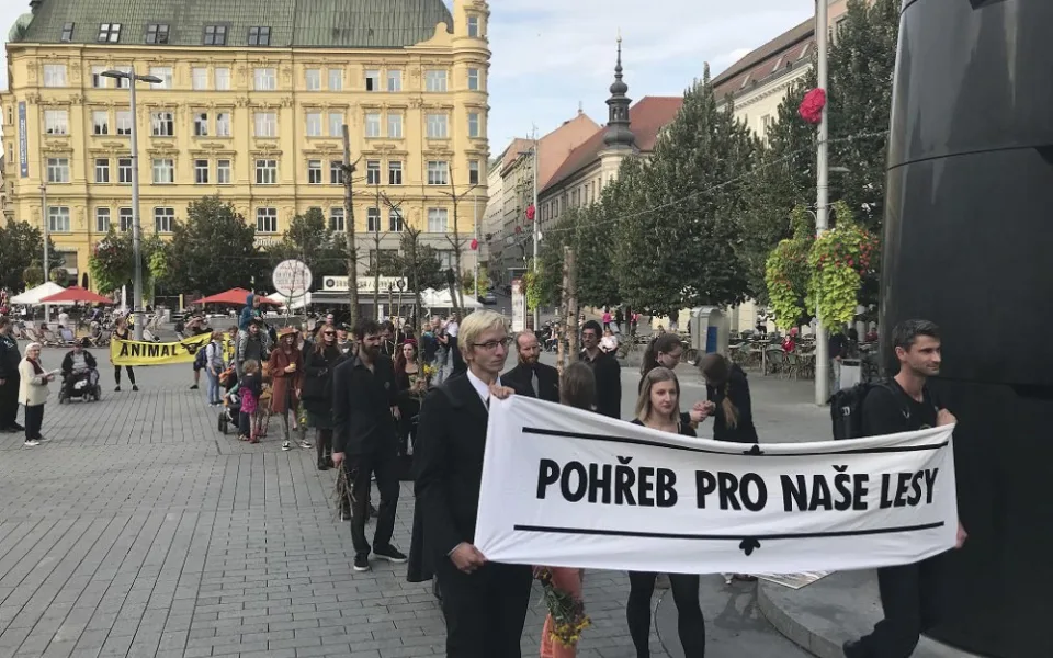 Průvod vedle přes Masarykovu třídu až na Moravské náměstí.