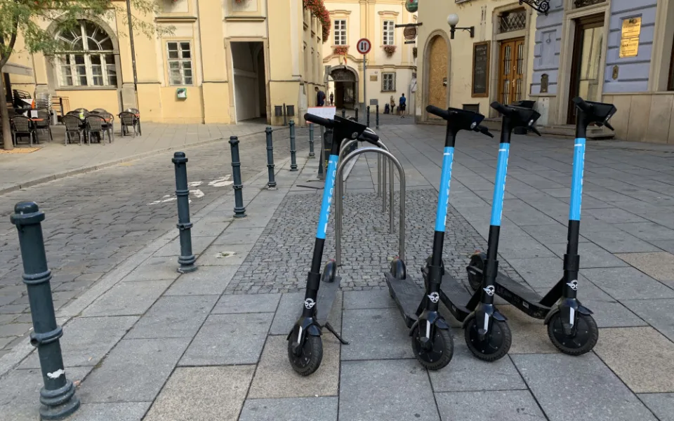 Elektrokoloběžky zaplavily po Praze i Brno
