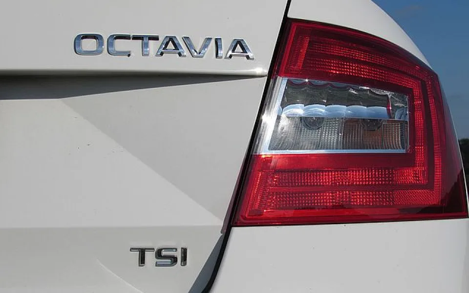 Muže v noci probudil zvuk motoru. S autem mu ujel mladík, kterého měl doma na návštěvě