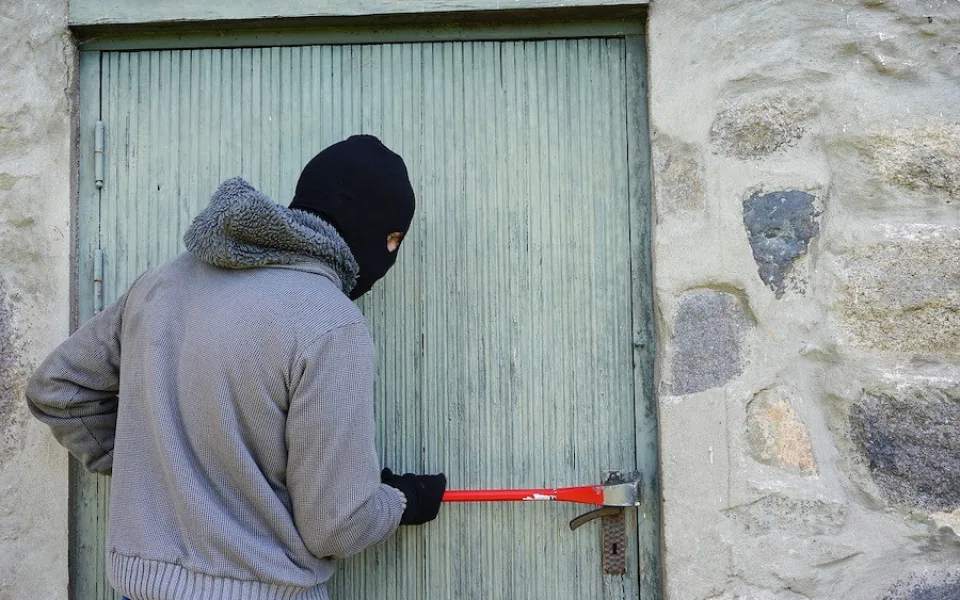 Zloděje zamkl na půdě, ukradli mu příbory