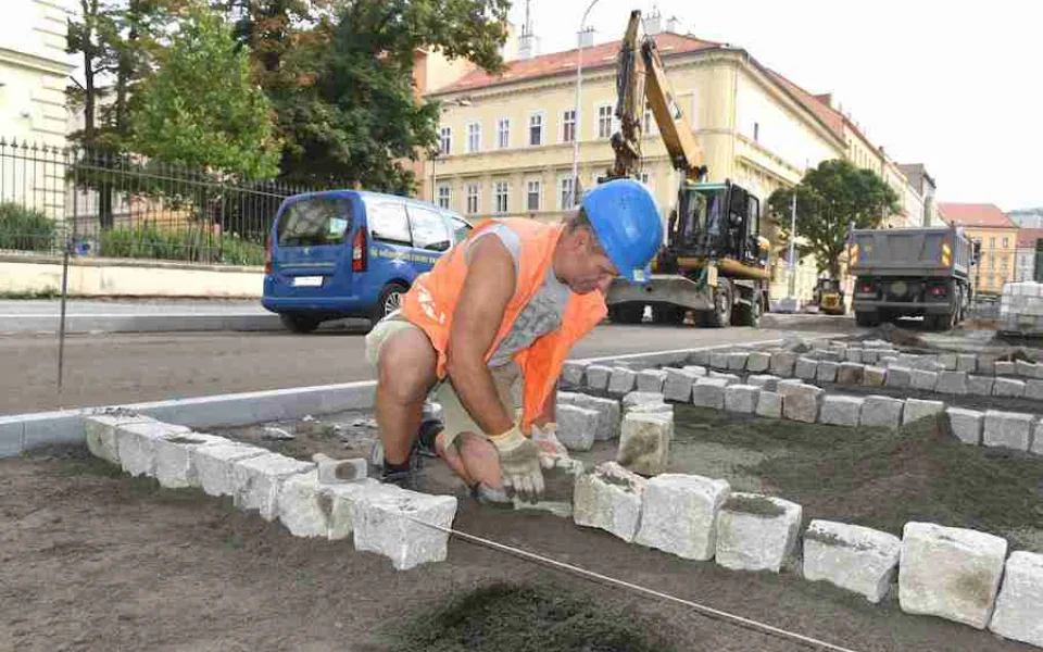Na Gorkého přibydou parkovací místa a stromy, zástupci města vyslechli autory petice