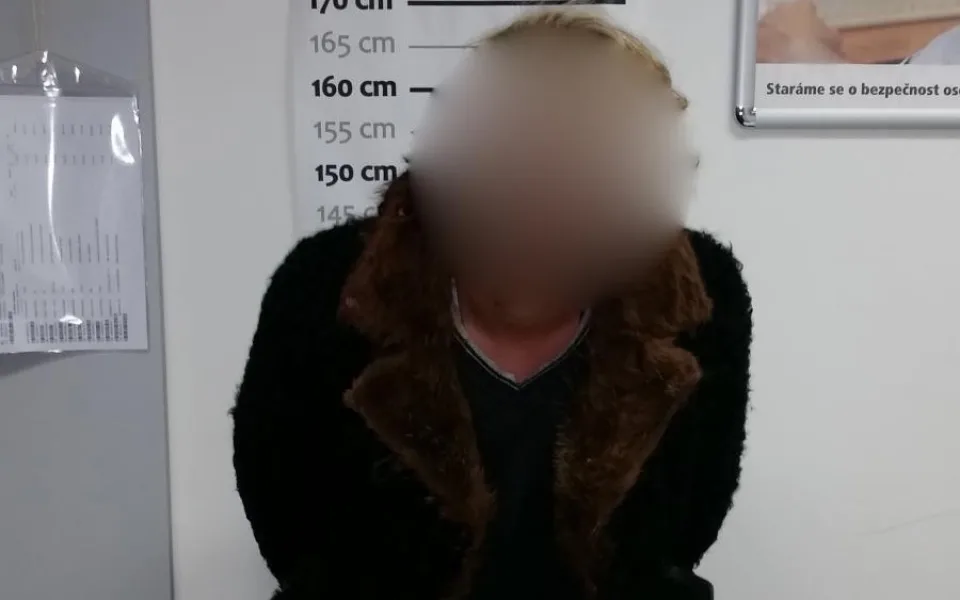 V dámském kožichu se promenádoval po Brně. 