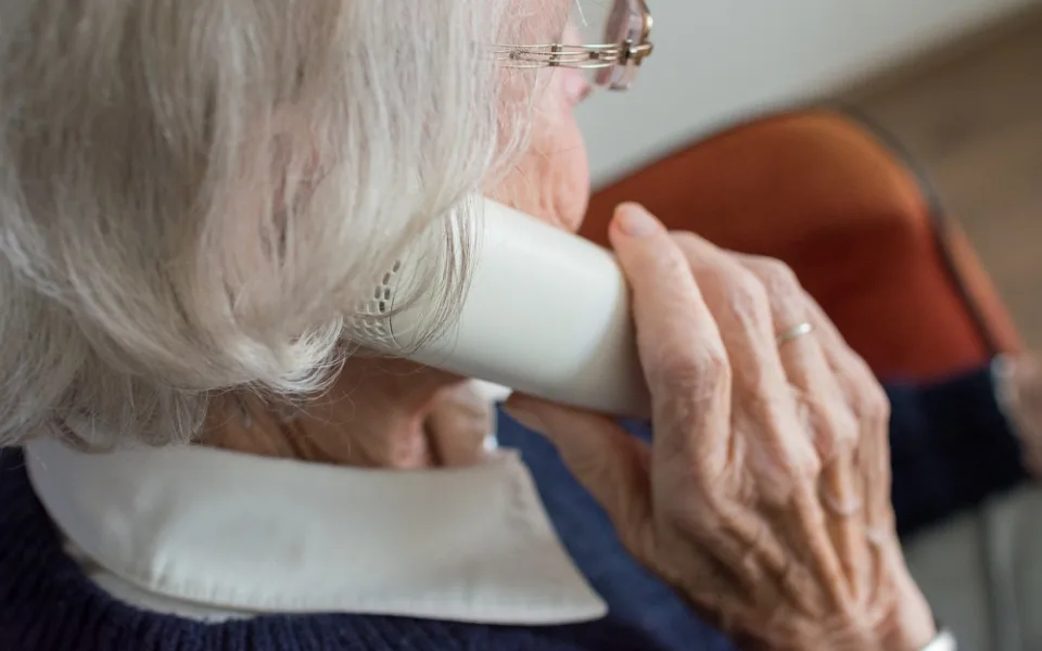 Seniorka během deštivé cesty domů ztratila několik tisíc. Nálezkyně peníze předala strážníkům