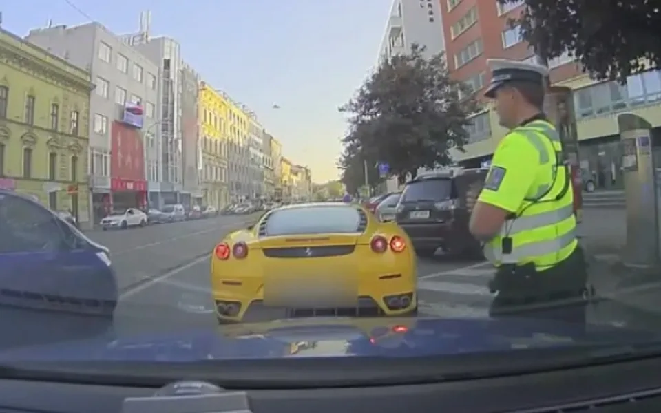 Luxusní sporťák vyměnil za škodovku