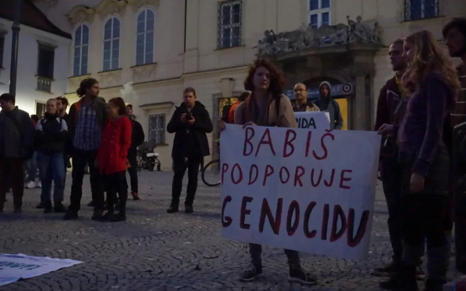 Jedním z hlavních důvodů demonstrace je podpora turecké ofenzívy Andrejem Babišem.