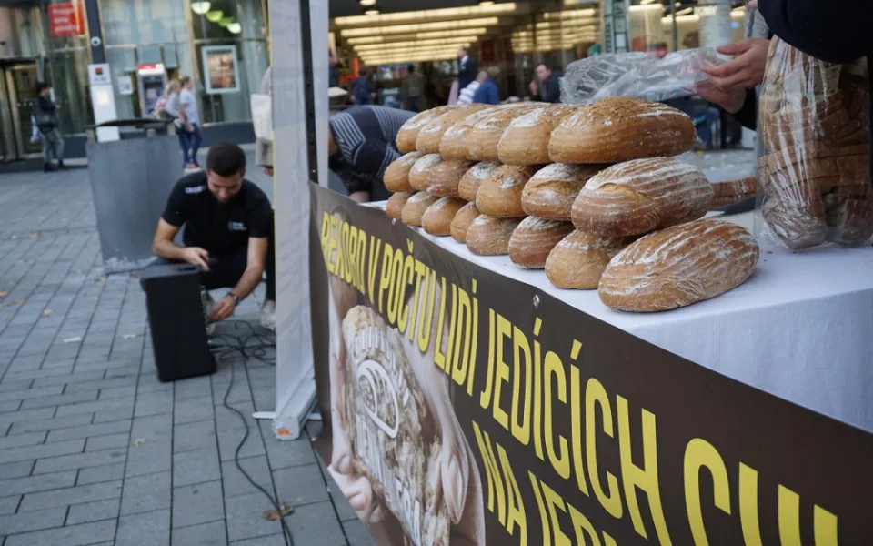 Na náměstí čekala na účastník velká kupa bochníků.