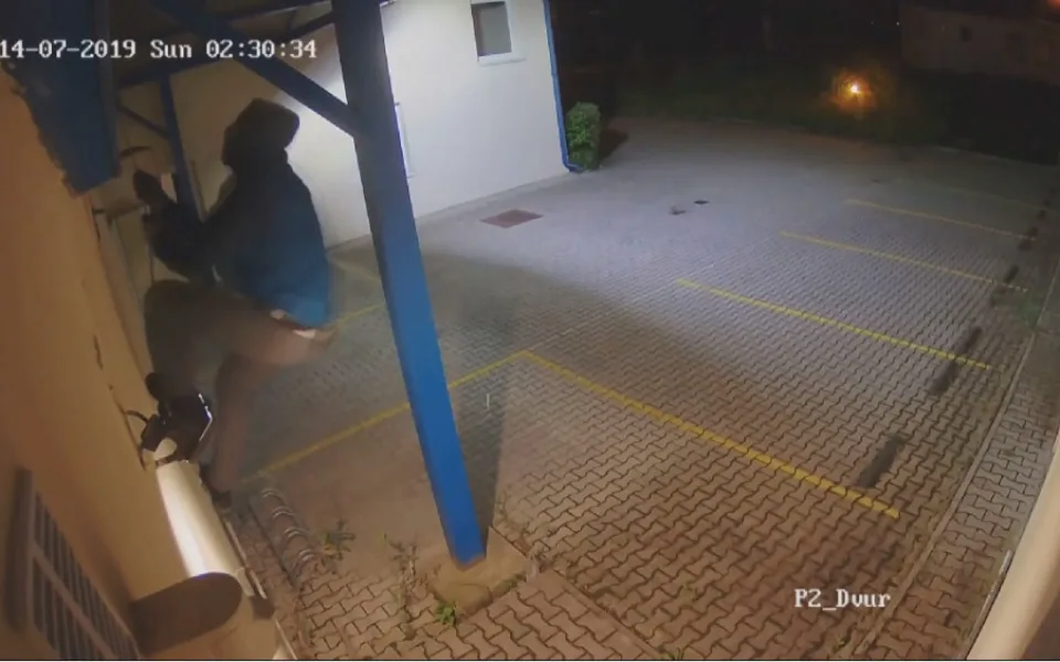 Záběr z krádeže dvou milionů, kdy zloděj vylezl po hromosvodu.