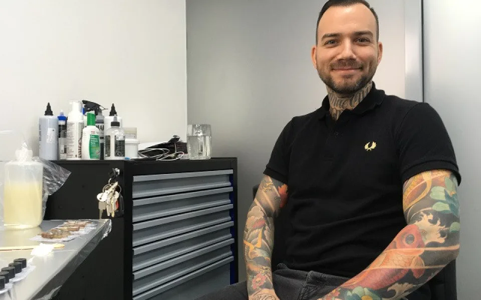 Tetování bylo kdysi okrajová záležitost. Dneska už je pro lidi přirozené, říká tatér Jiří Vintr