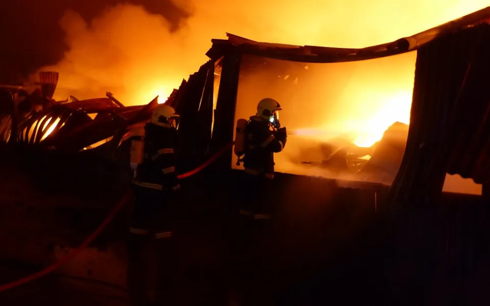V Ivančicích shořela skladovací hala. Zasahovalo přes sto hasičů