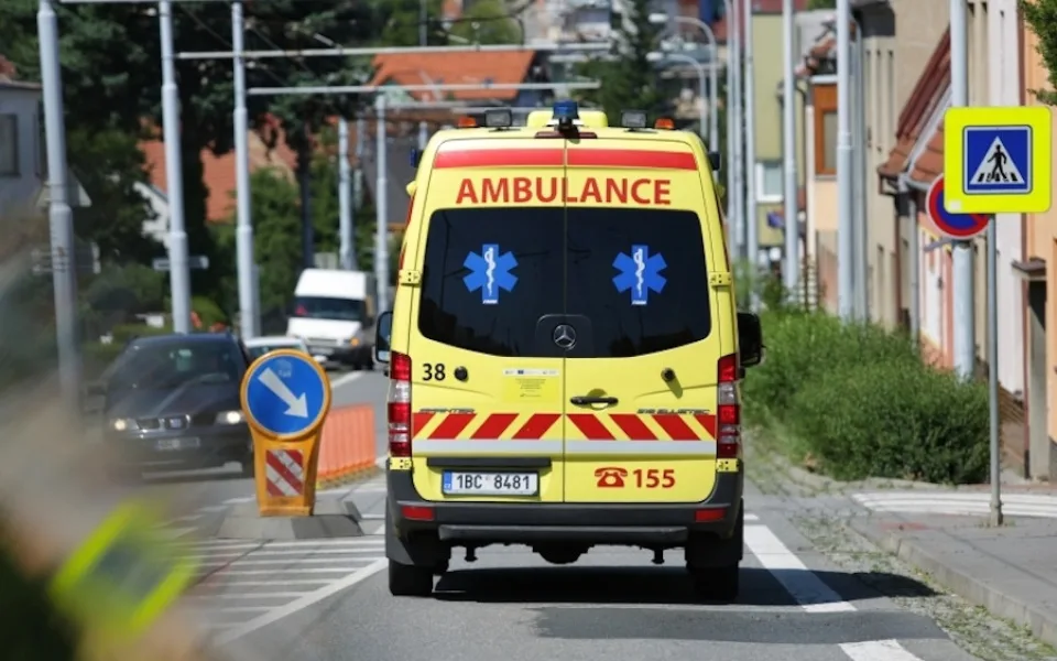 Cyklista se vážně zranil při nárazu do zaparkovaného náklaďáku