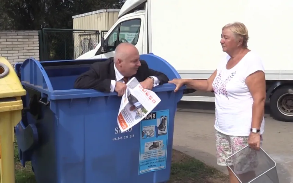 Oliver Pospíšil v popelnici