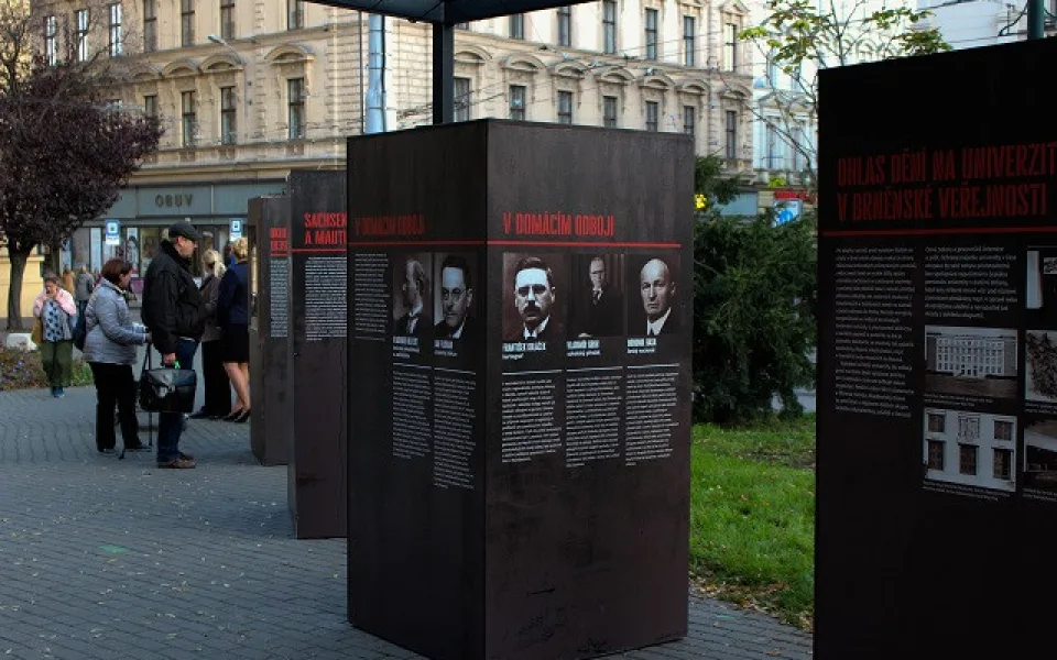 Výstava na Žerotínově náměstí vypráví příběh o nejtemnějším období Masarykovy univerzity