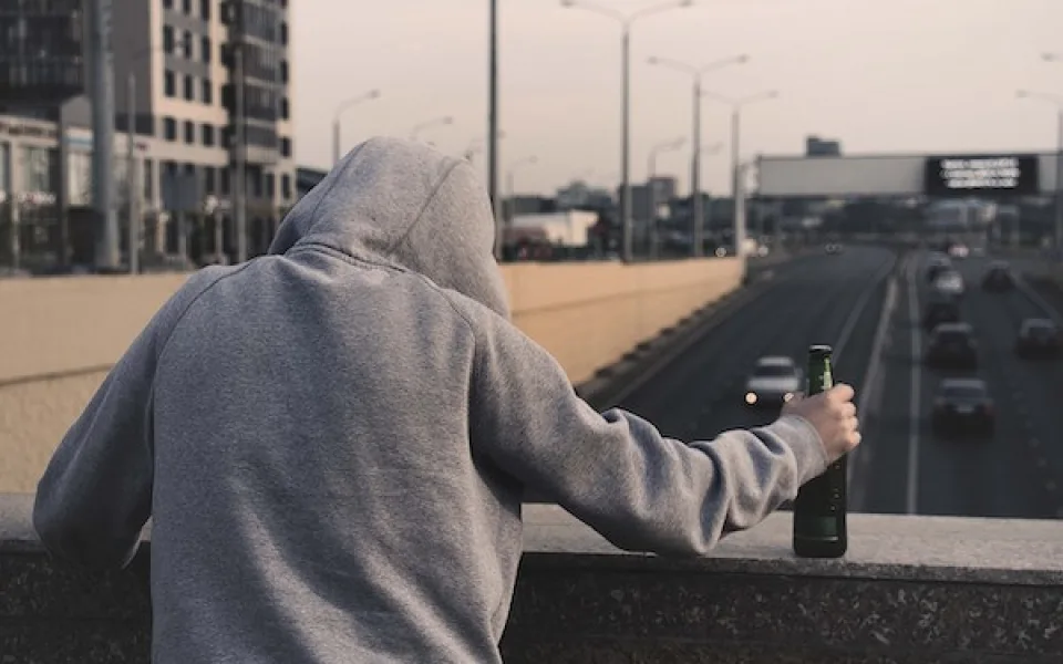 Mladík házel v centru Brna po kolemjdoucích kamení a rozléval kolem sebe víno. Před strážníky se začal i svlékat, nadýchal přes dvě promile