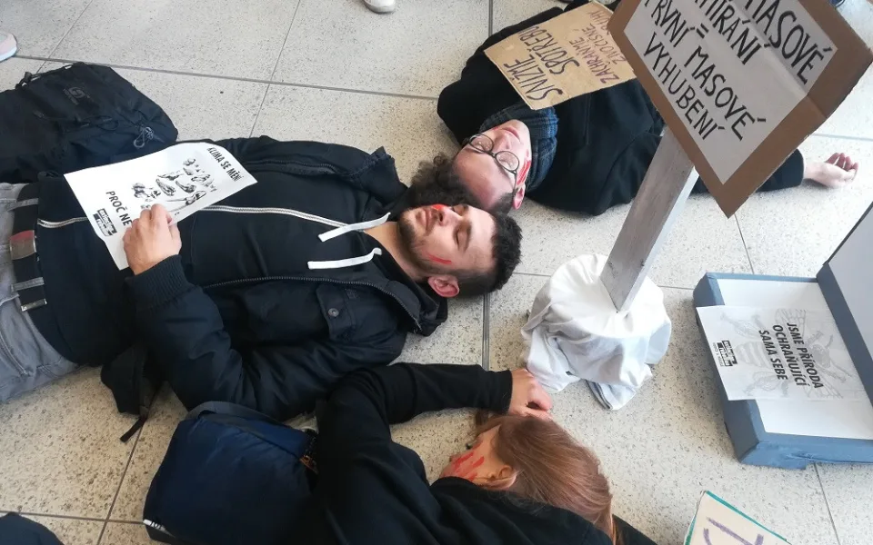 Aktivisté demonstrativně zemřeli v OC Letmo v Brně
