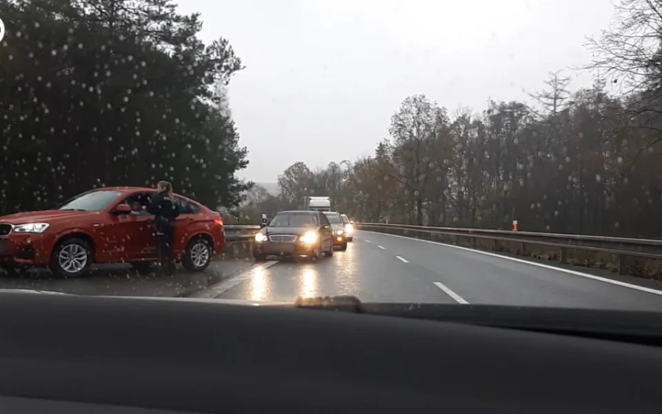Řidiči z dálnice ujížděli v protisměru