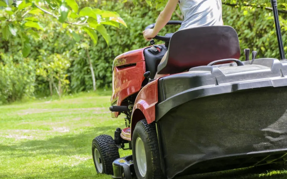 mowing-the-grass-1438159_1280