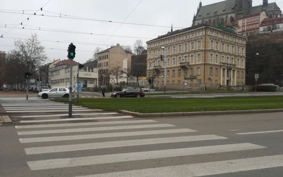 Přechod u křižovatky Nádražní, Nových sadů a Hybešovy