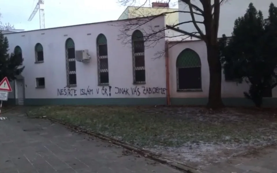 Posprejovaná mešita v Brně