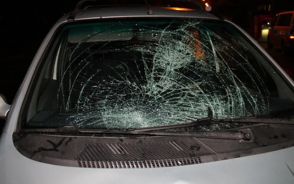 Auto srazilo mladého chodce