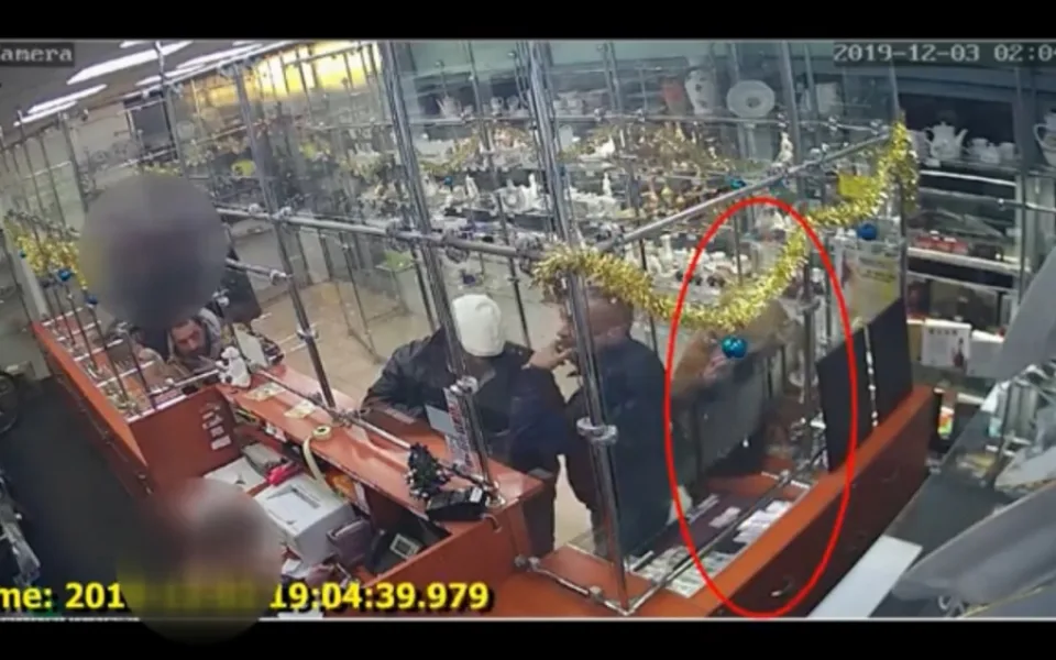 Po čtveřici ze zastavárny pátrá policie