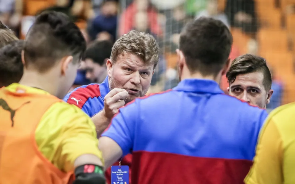 Tomáš Neumann dává pokyny svěřencům