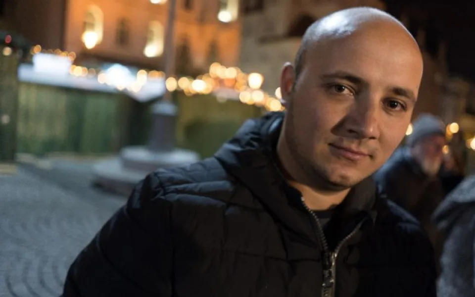 Krátce před krádeží kolemjdoucí tanečníka a zloděje v jednom ukradli.