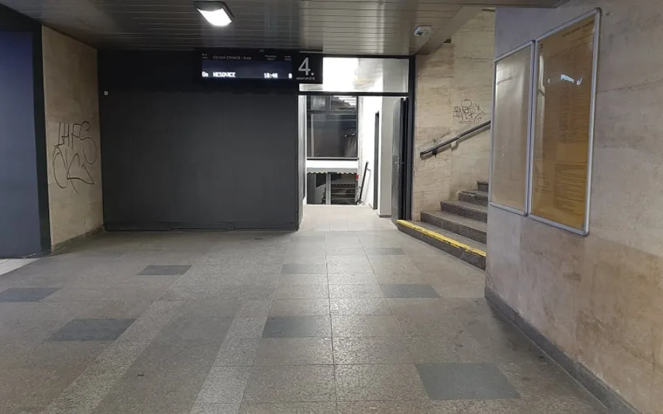 Průchod od nástupiště