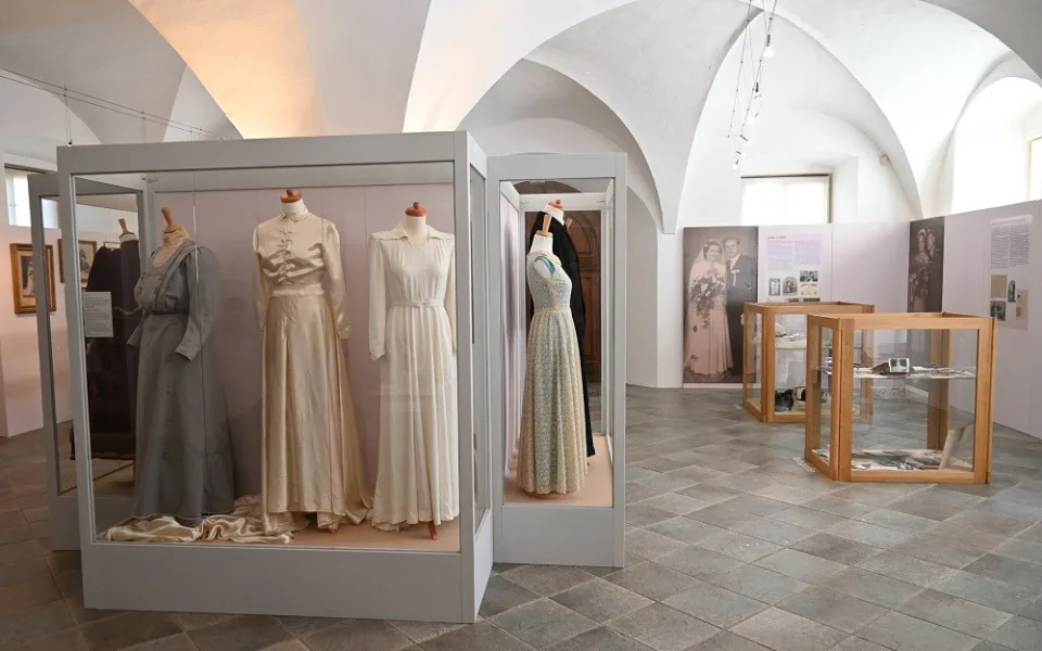 V ivančické galerii vystavují svatební šaty z minulého století