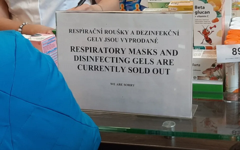 Ve většině lékáren roušky ani gely neseženete
