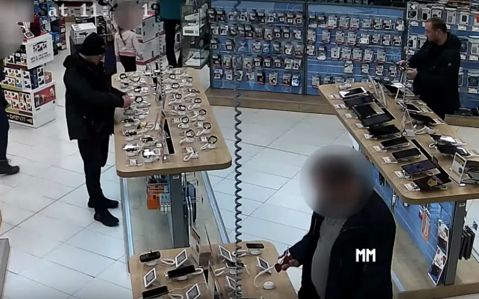 Zloděj kradl chytré hodinky v obchodě s elektronikou